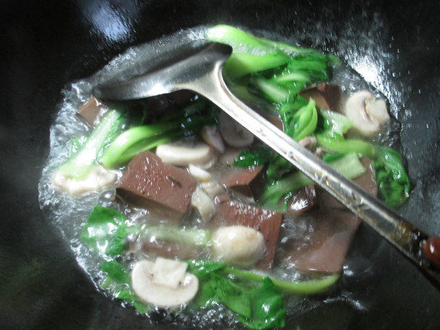 鸡毛菜蘑菇煮鸭血