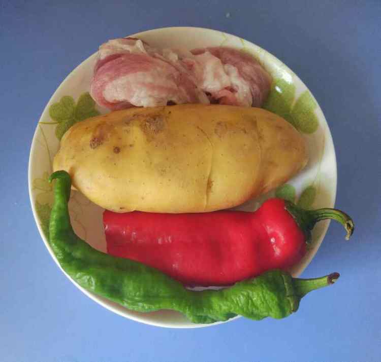 五花肉炒土豆片