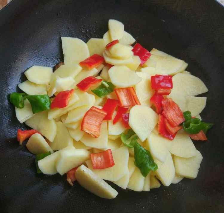 五花肉炒土豆片