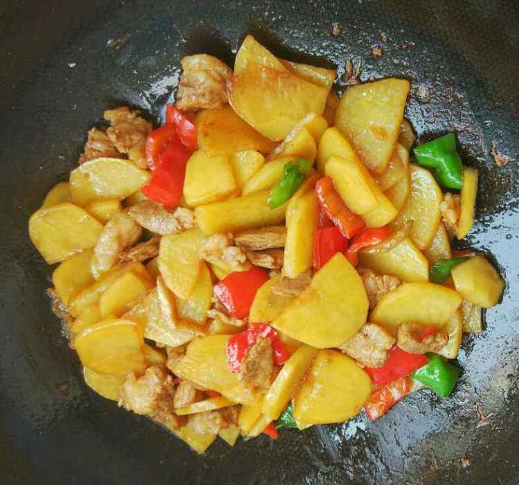 五花肉炒土豆片
