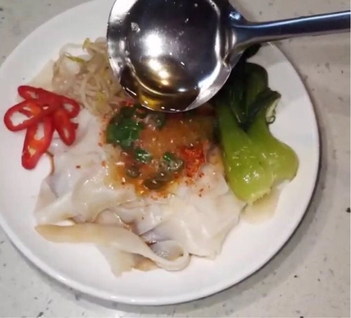 剩饺子皮版油泼面