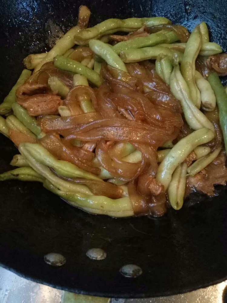 五花肉粉条炖豆角