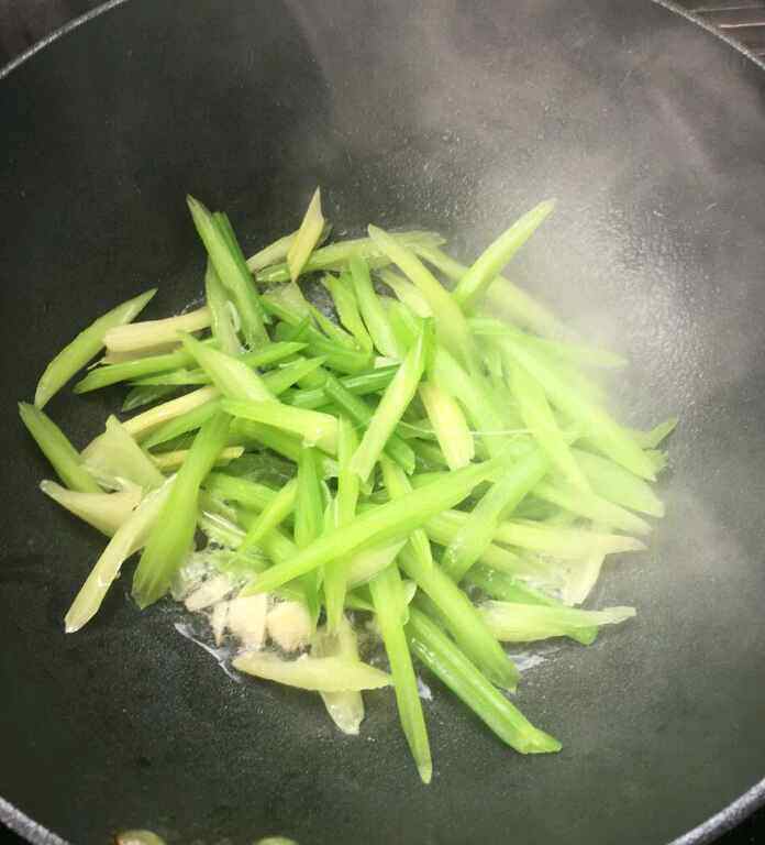 芹菜炒百合