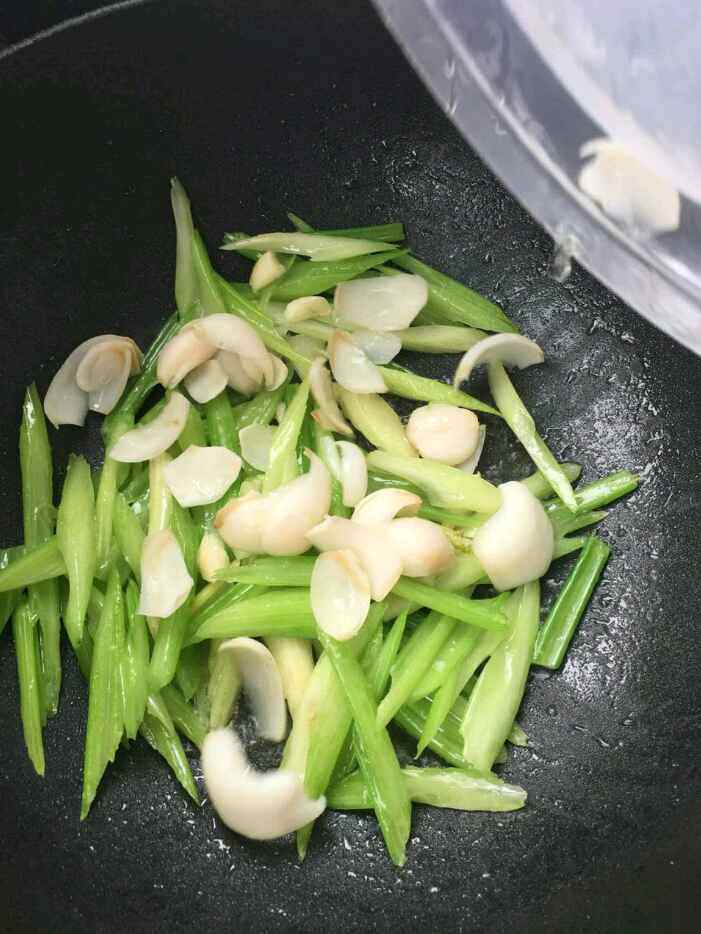 芹菜炒百合