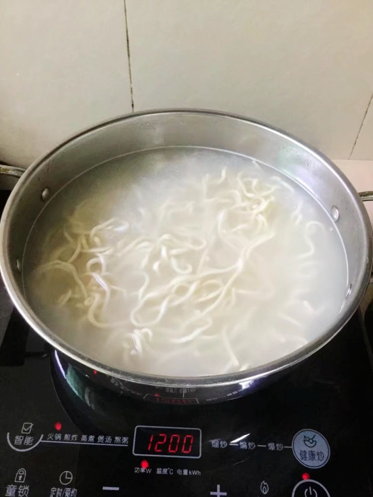 鸡腿辣椒炒面