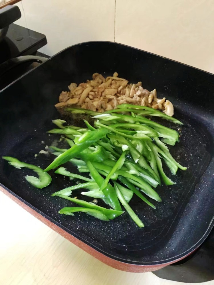 鸡腿辣椒炒面