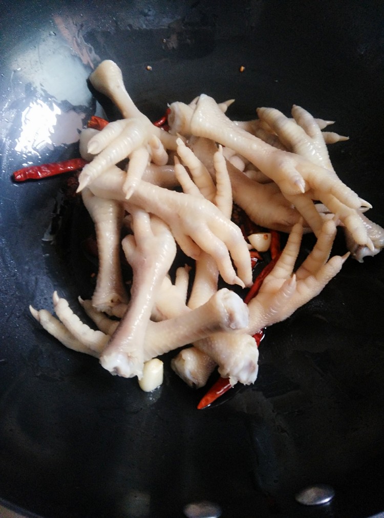 吮指鸡爪