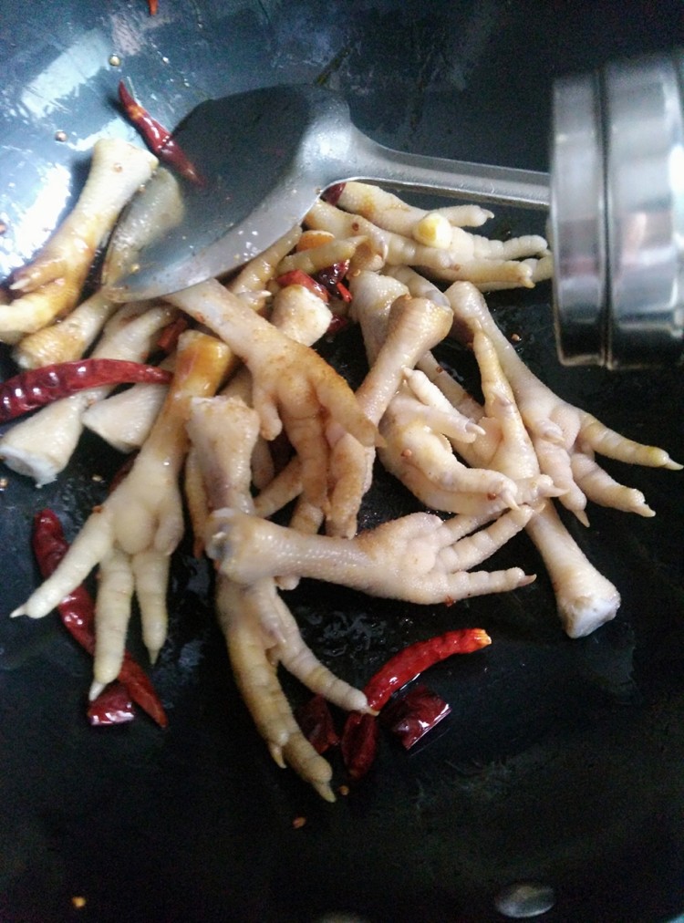 吮指鸡爪