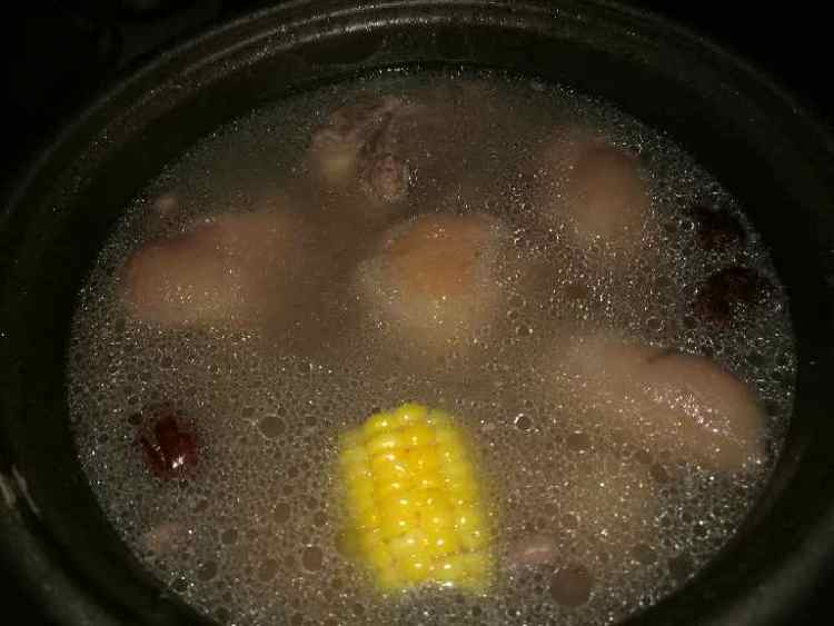 花生玉米猪脚汤