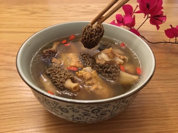 青川野生羊肚菌炖排骨