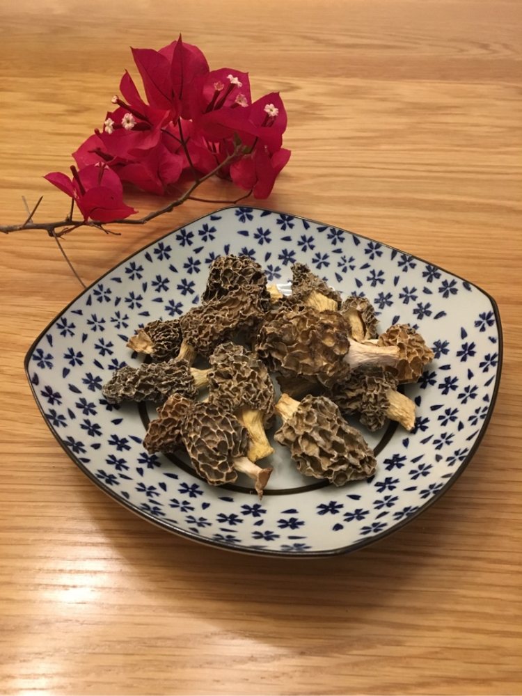 青川野生羊肚菌炖排骨