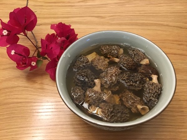 青川野生羊肚菌炖排骨