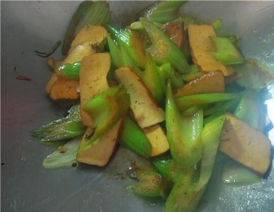 西芹炒香干