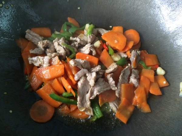 红萝卜炒肉