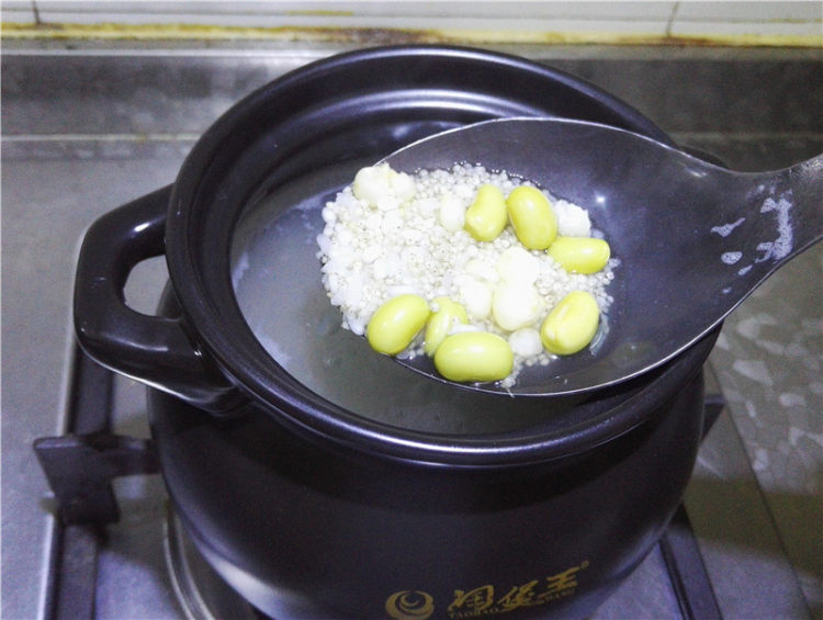 砂锅煲玉米毛豆小米粥