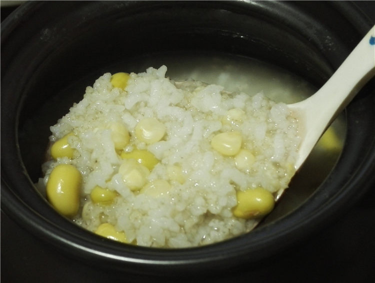 砂锅煲玉米毛豆小米粥