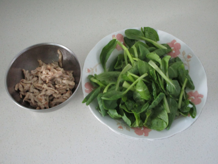 鸡毛菜肉丝炒面