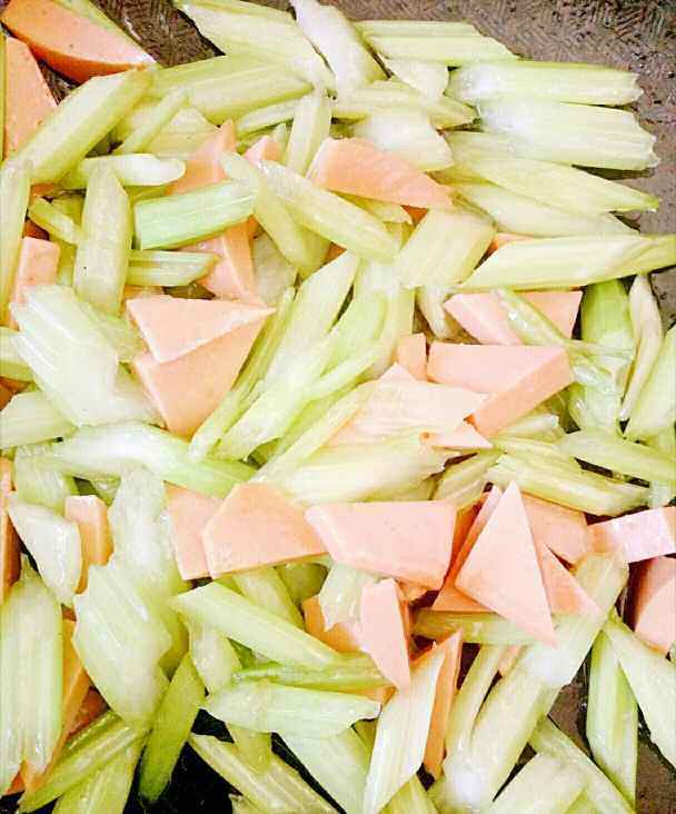 芹菜炒火腿肠