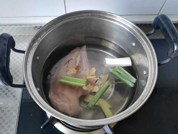 香辣鸡丝凉面