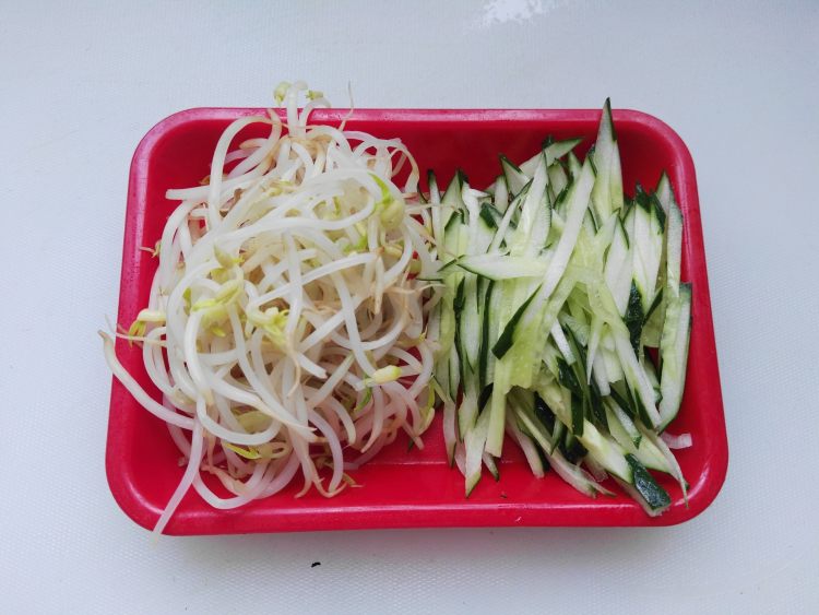 香辣鸡丝凉面