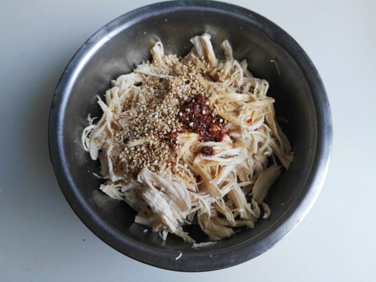 香辣鸡丝凉面