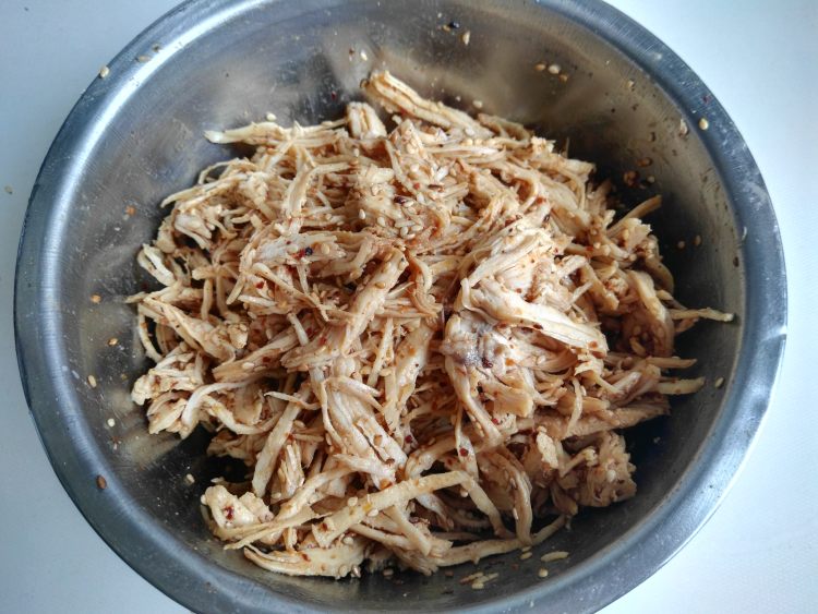 香辣鸡丝凉面