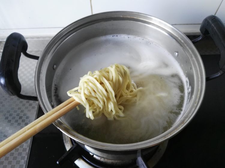 香辣鸡丝凉面