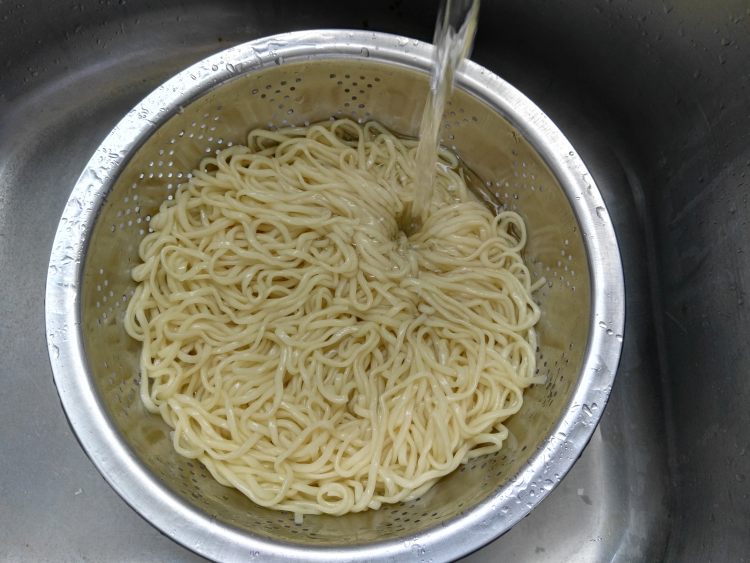 香辣鸡丝凉面