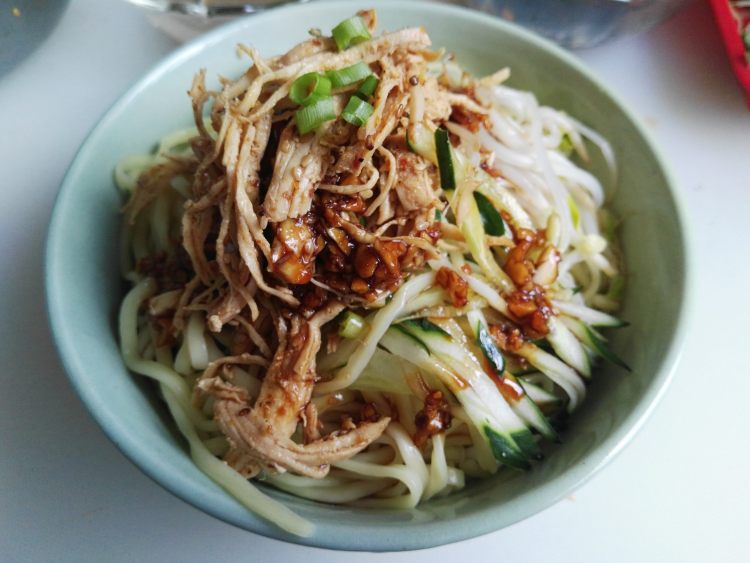 香辣鸡丝凉面