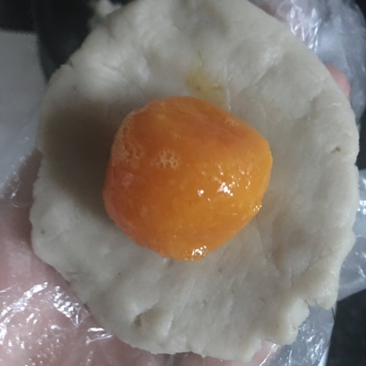 蛋黄莲蓉月饼