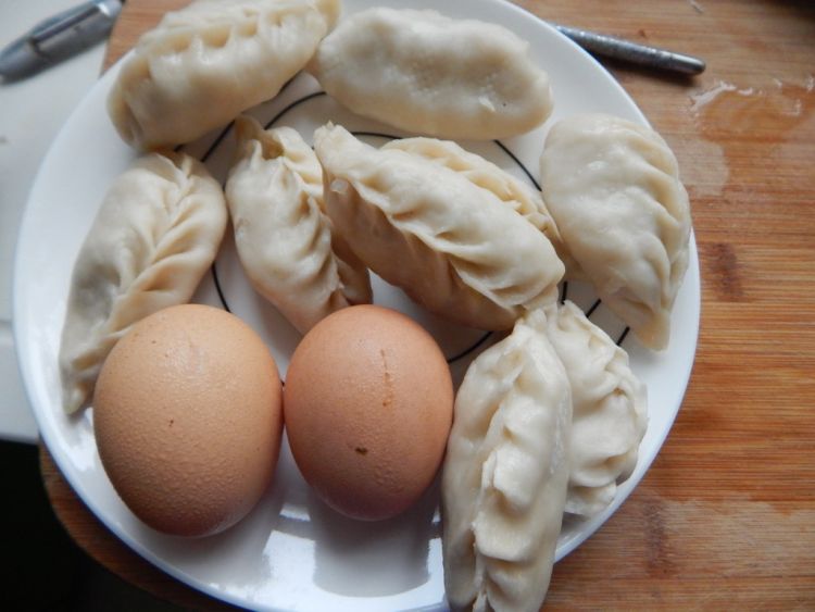 鸡蛋抱饺子