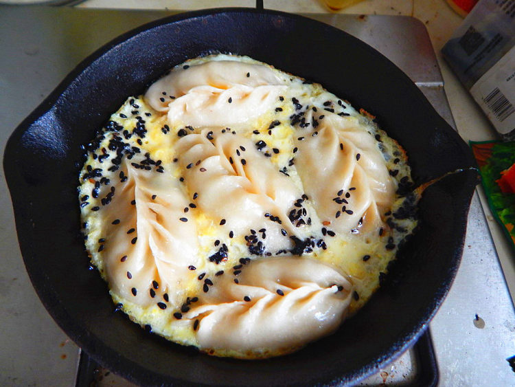 鸡蛋抱饺子