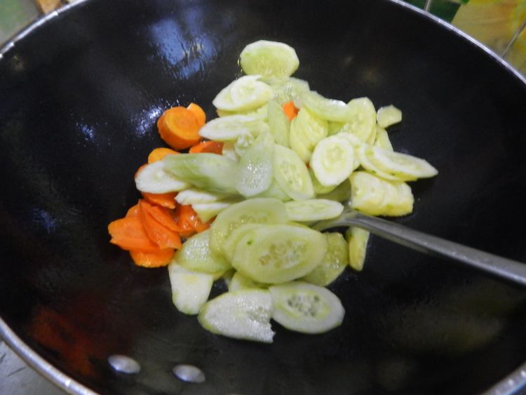 黄瓜炒腐竹