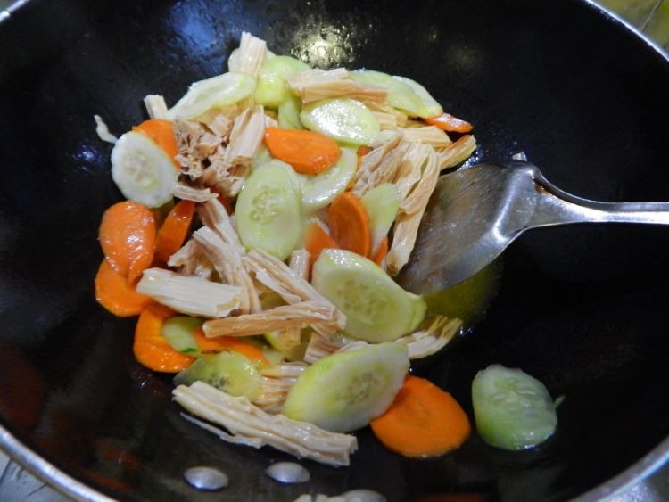 黄瓜炒腐竹