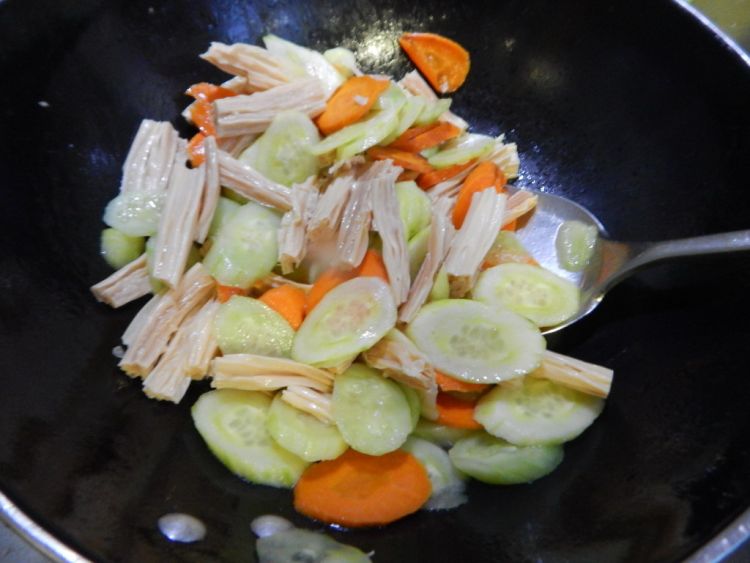 黄瓜炒腐竹