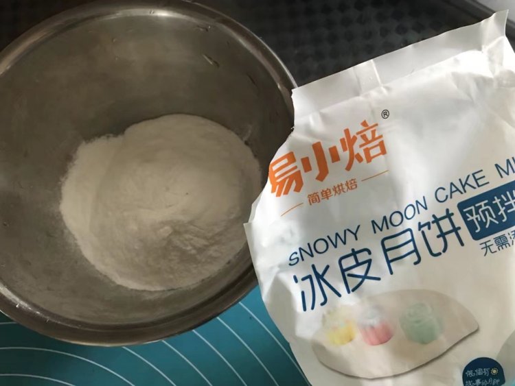 奶香绿豆冰皮月饼