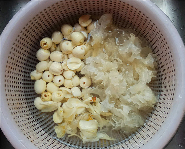 紫薯莲子银耳羹
