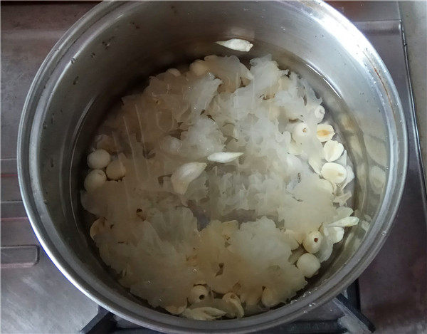 紫薯莲子银耳羹