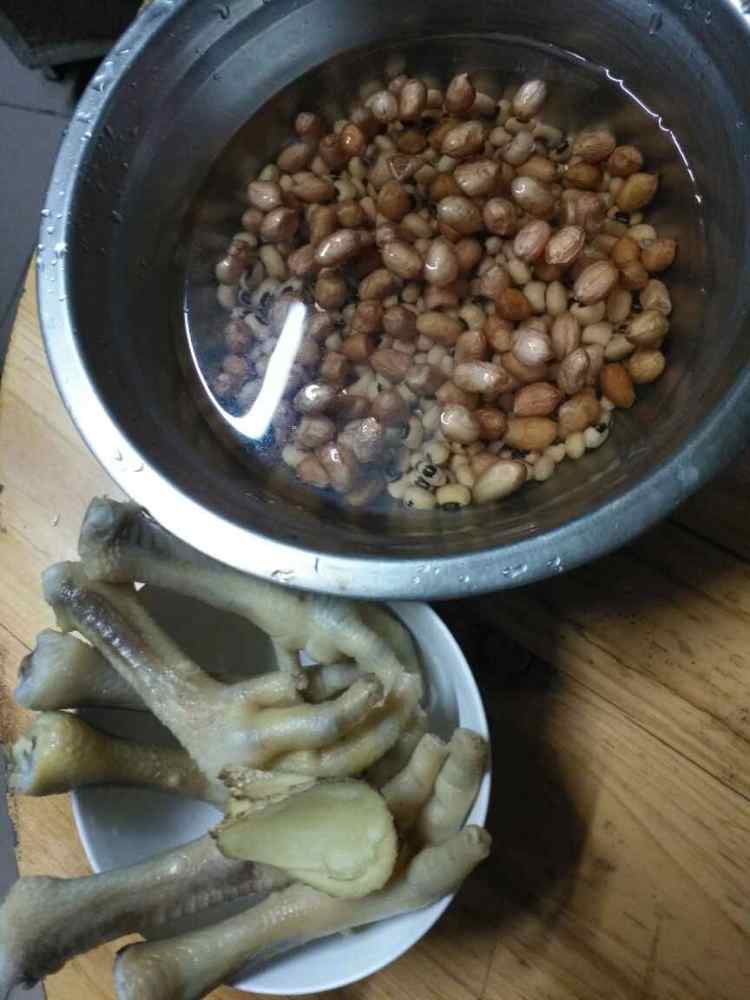 花生眉豆煲鸡脚