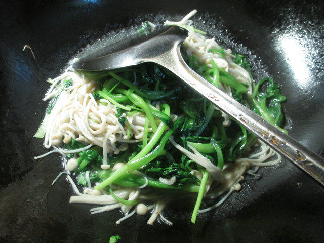 金针菇炒鸡毛菜