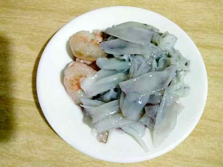 鲜虾鱿鱼炒豆芽