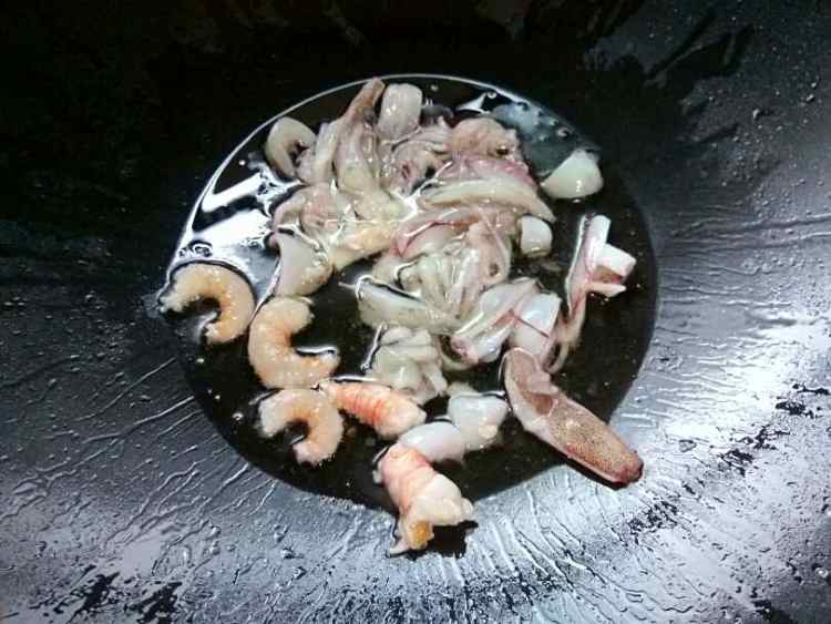鲜虾鱿鱼炒豆芽