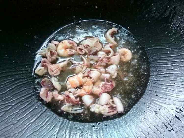鲜虾鱿鱼炒豆芽