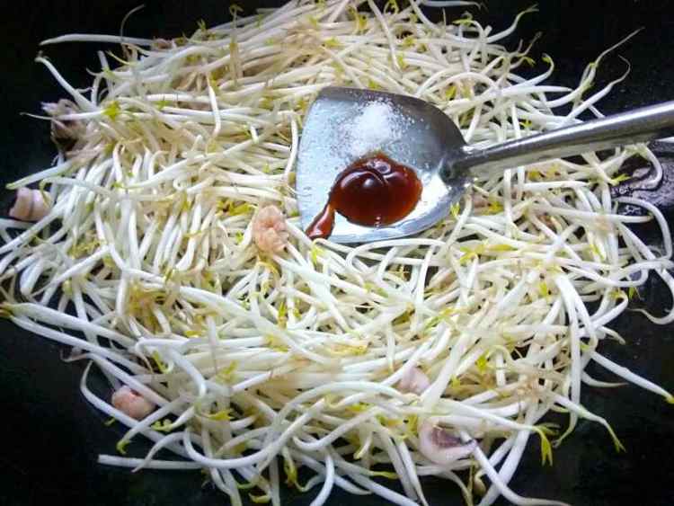 鲜虾鱿鱼炒豆芽