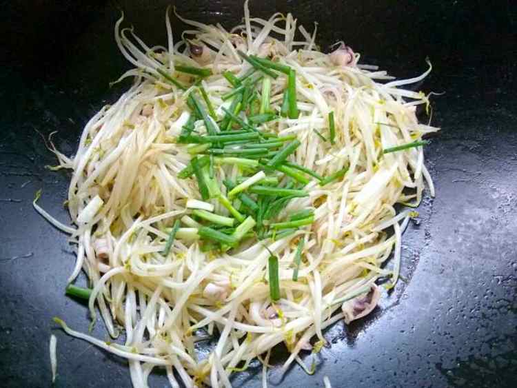 鲜虾鱿鱼炒豆芽