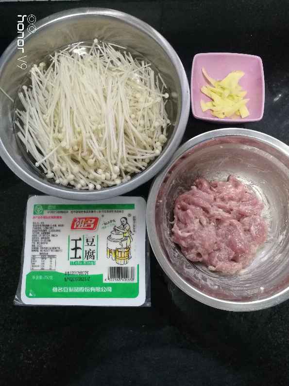 金针菇豆腐瘦肉汤