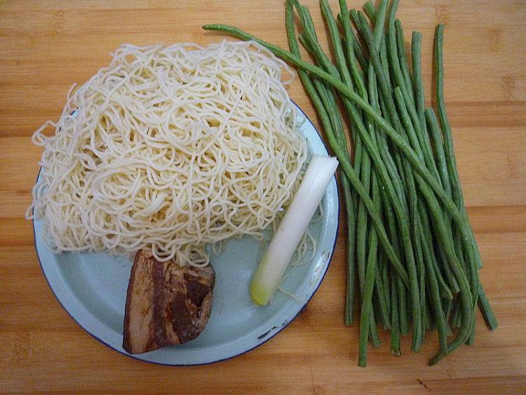 豇豆角卤肉炒面