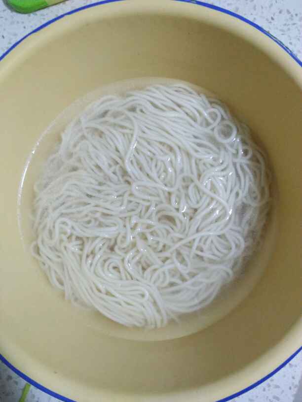 豆芽肉丝炒面