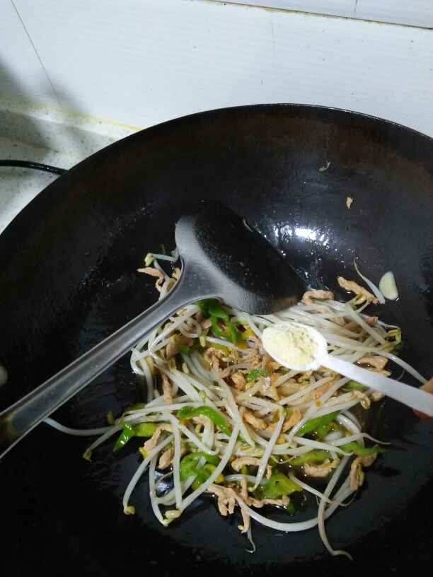 豆芽肉丝炒面