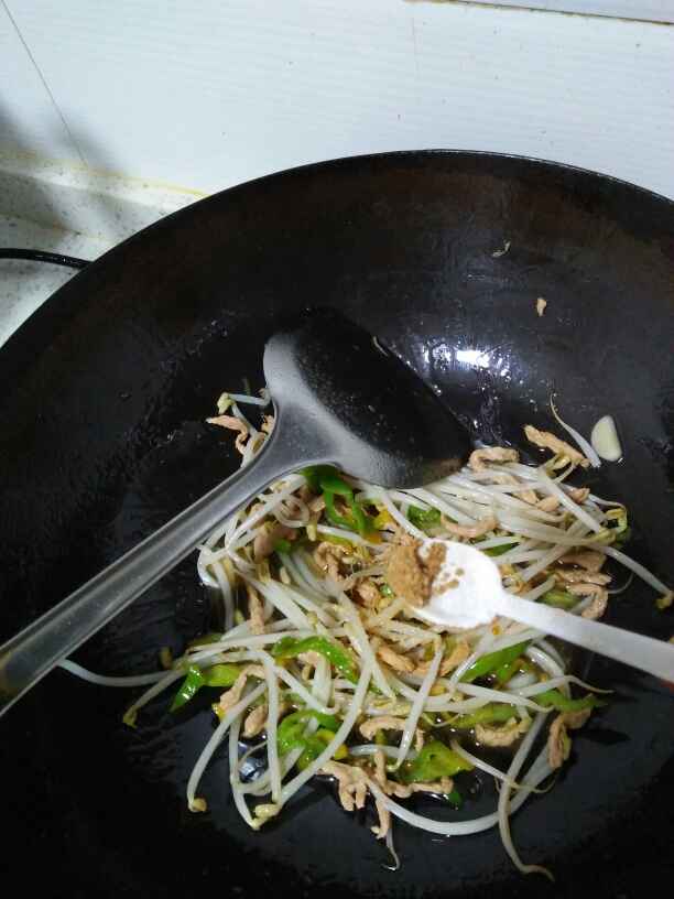 豆芽肉丝炒面